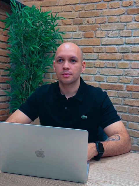 Vinicius Lima, fundador da Acelere Digital, no escritório